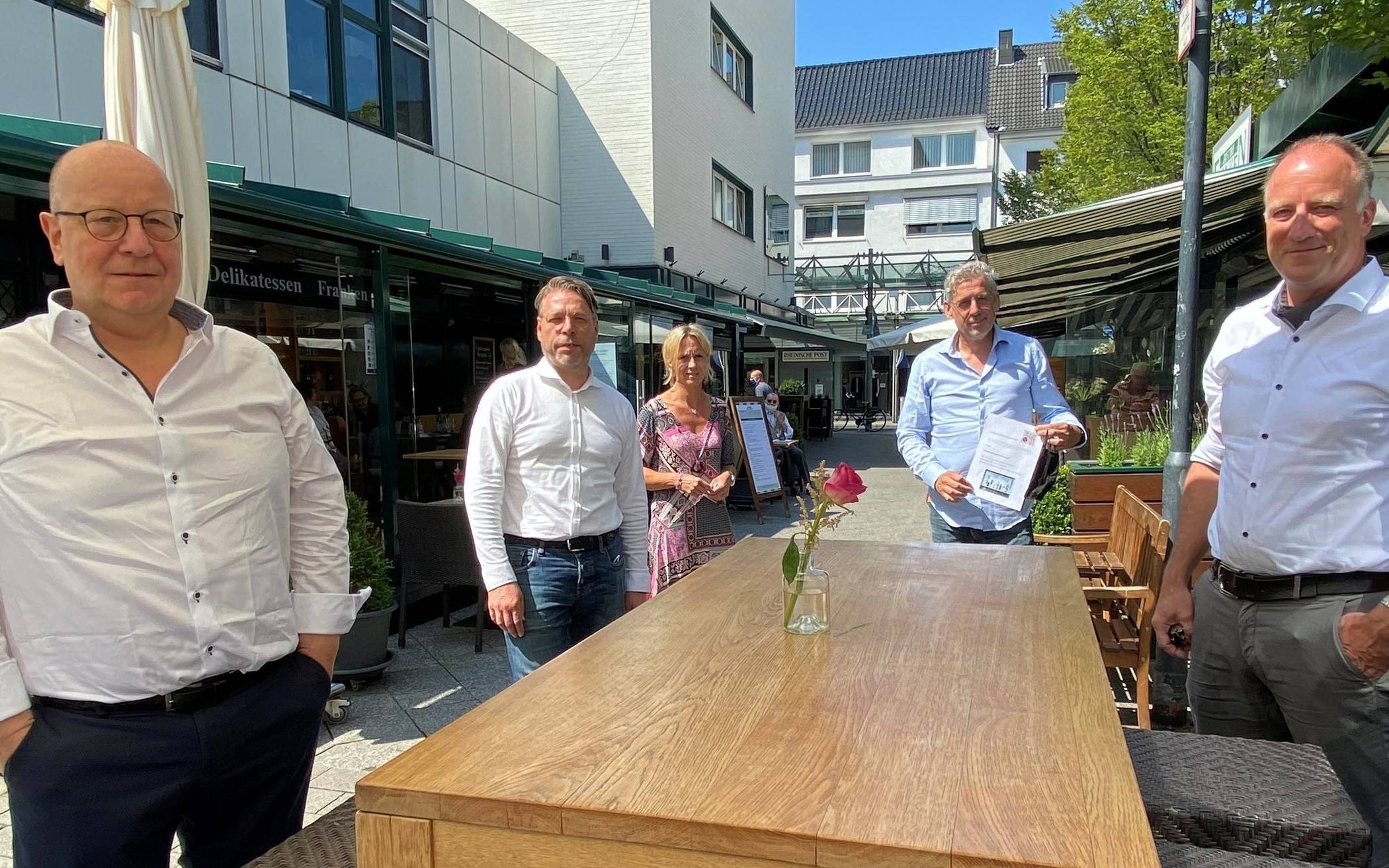  Die Mitglieder der Werbegemeinschaft Krefeld um ihren Vorsitzenden Christoph Borgmann (rechts) blicken zuversichtlich auf die zweite Jahreshälfte. Im Bild (von links): Alexander Werner (Männersache &amp; Frauenzimmer), Marcus Stocks (Agentur Nimm 3), Sandra Lemke (Lechner &amp; Hayn) sowie Lutz Gottschalk (Viva Optik).							Foto: Zellen 