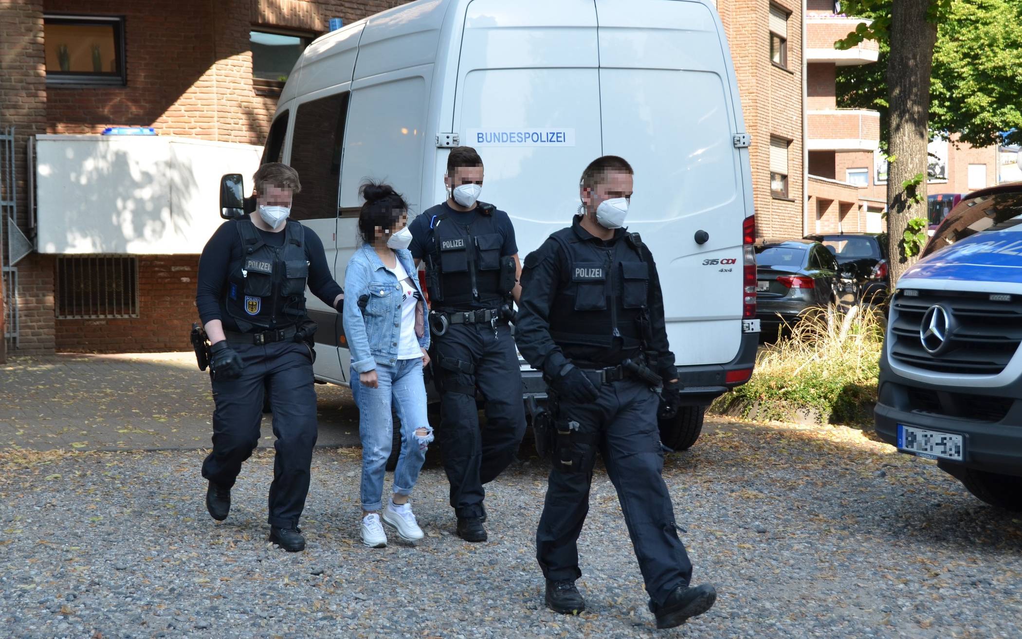 Beamte der Bundespolizei nahmen eine Beschuldigte in Mönchengladbach fest.