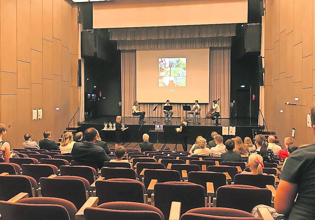 Preisverleihung im kleinen Kreis: Familie Frobel bekam den ersten Platz bei „stay@ home and play music“.