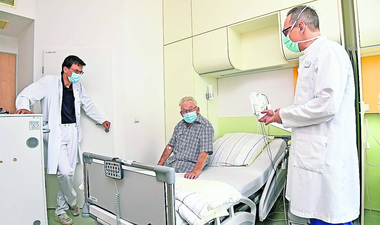 Besuchen ihren gemeinsamen Patienten Willy Zerressen: Prof. Dr. Nicolas von Beckerath (l.), Ärztlicher Direktor und Chefarzt der Klinik für Kardiologie und Angiologie, und Dr. Knut Franke, Stellvertretender Ärztlicher Direktor und Chefarzt der Urologischen Klinik (beide AKH Viersen).