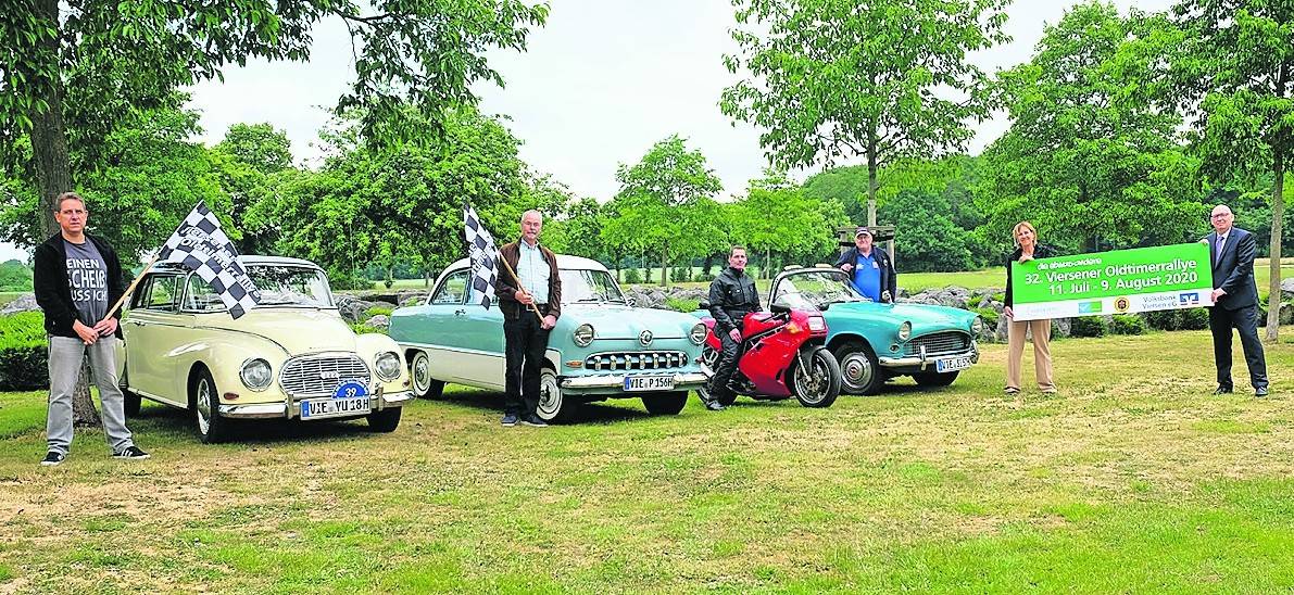  Vertreterinnen und Vertreter der Arbeitsgemeinschaft Viersener Oldtimerrallye. 