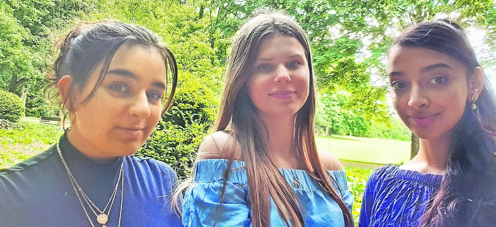 Ekaterini Kourtidou, Tina Beimann und Priyadarshani Thakur sind für ihren Beitrag „Forum: Europa – da mache ich mit!“ beim NRW-Wettbewerb „Begegnung mit Osteuropa“ ausgezeichnet worden.