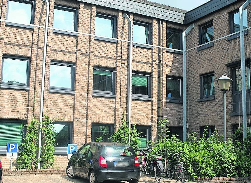 An den Parkplatzfassaden des Rathauses finden sich jetzt Rankgerüste, deren Bepflanzung künftig die Räume kühl halten soll.