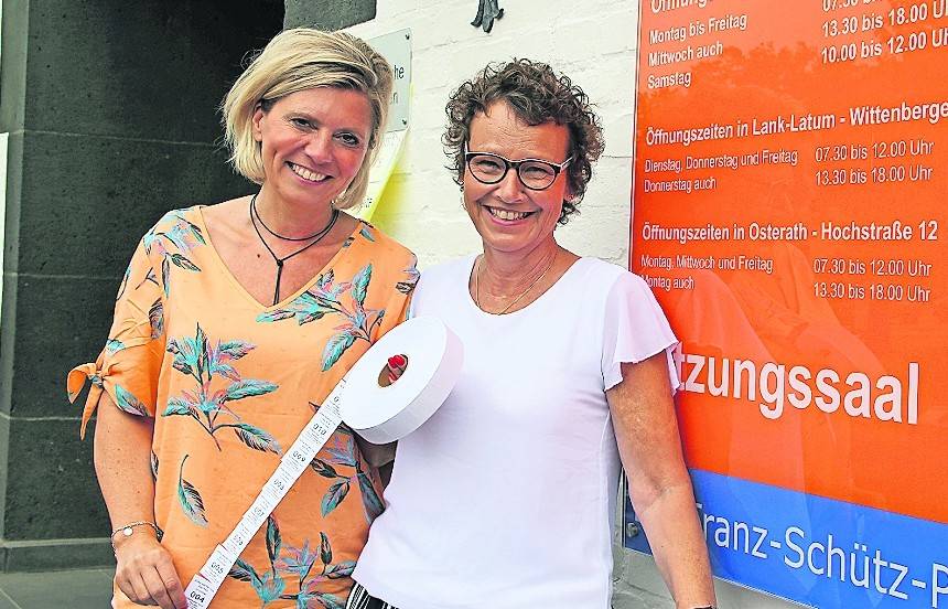 Melanie Hoffmann (l.) und Elke Kruse-Krüppel vom Bürgerbüro in Büderich freuen sich, dass am 29. Juni wieder der normale Betrieb aufgenommen werden kann.