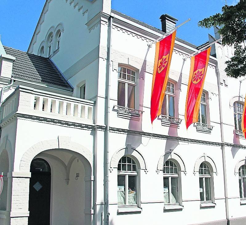  Am 1. Juli kehrt der Stab der Bürgermeisterin ins kernsanierte Rathaus zurück. Zu Pfingsten wurde das außen bereits fertige Haus aus Solidarität mit den Schützen schonmal komplett beflaggt. 