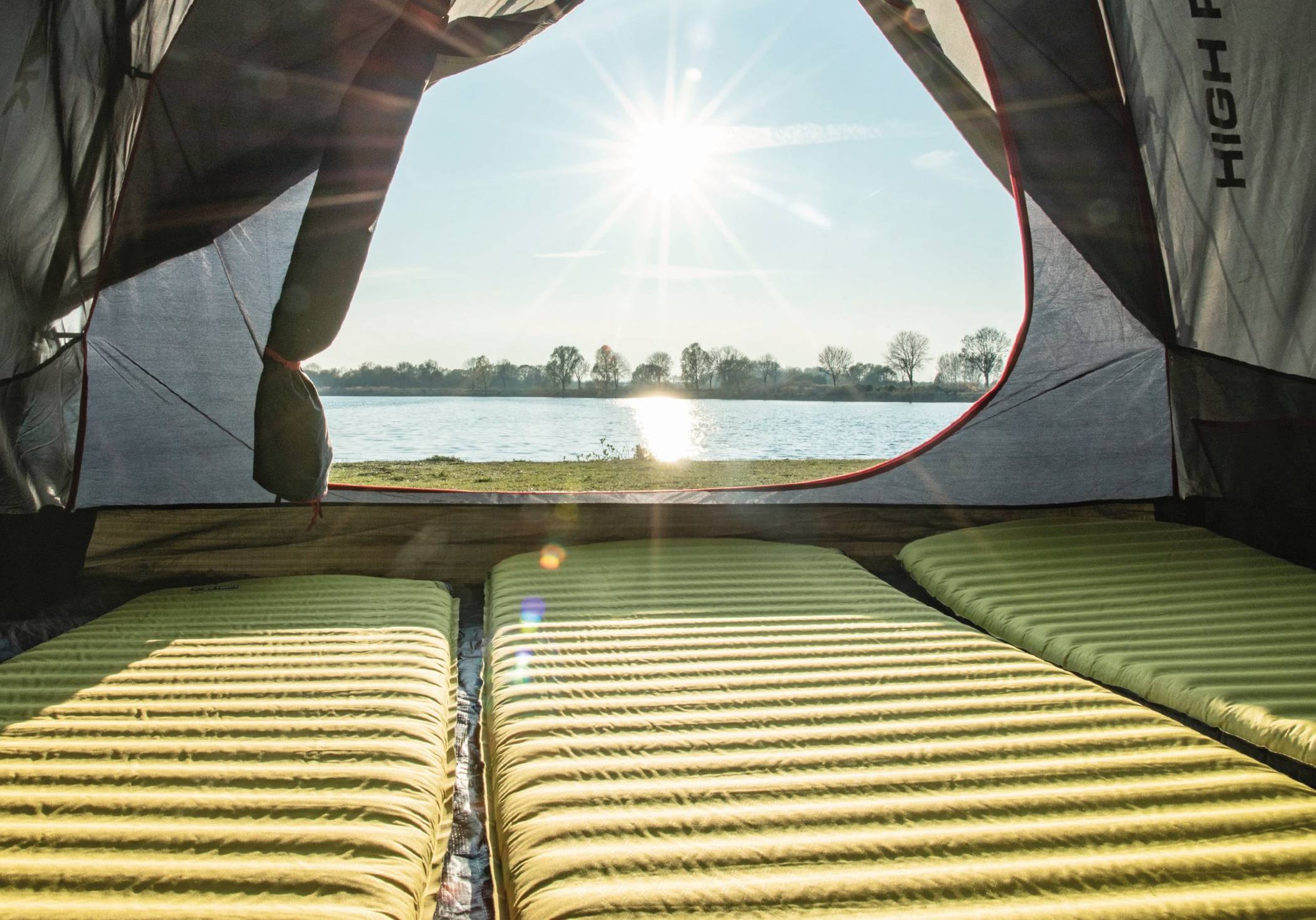 Zelte, Schlafsäcke, Luftbetten und Matten: Großer Direkt-Lagerverkauf: Machen Sie Ihren Urlaub zu einem Abenteuer