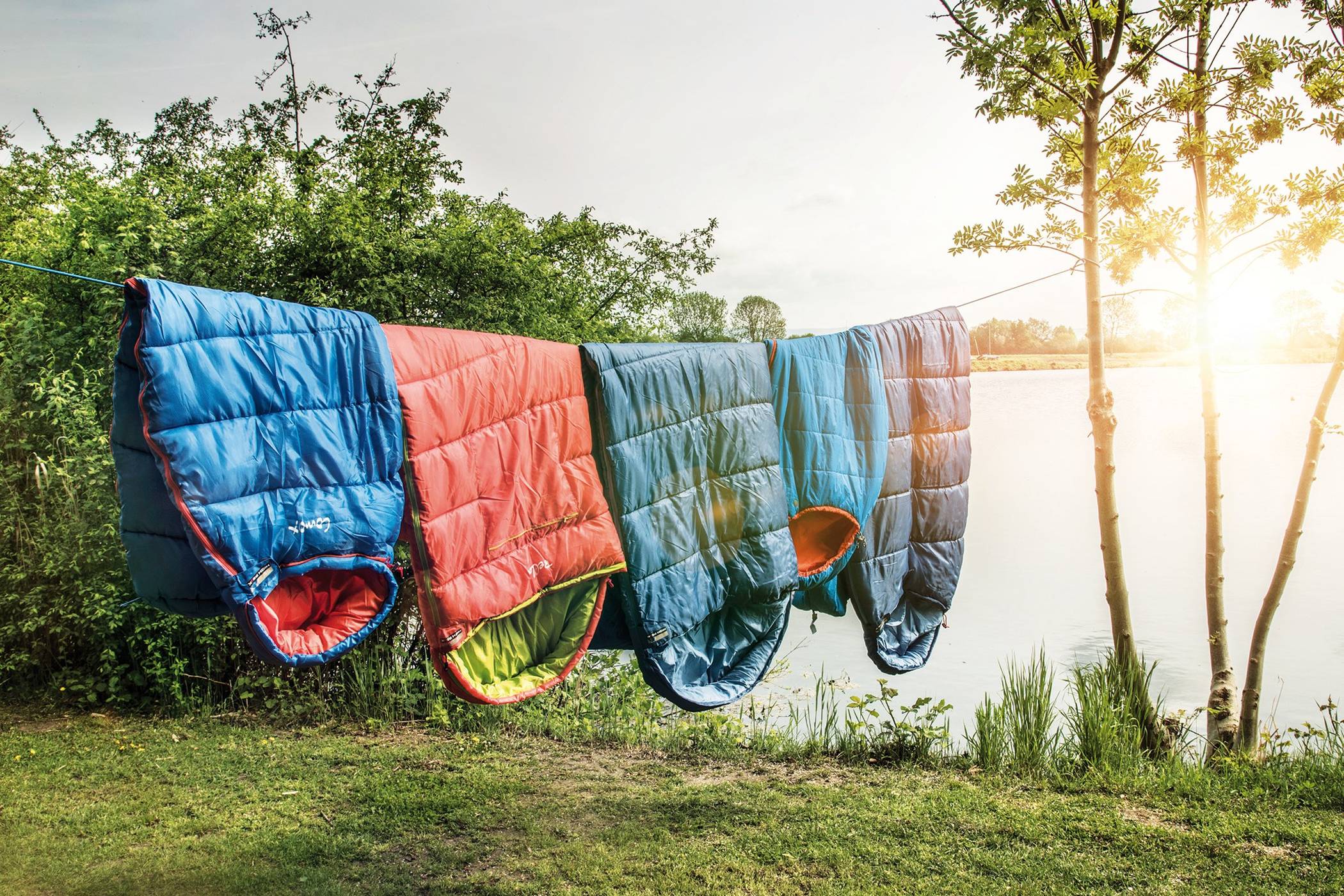 Zelte, Schlafsäcke, Luftbetten und Matten: Großer Direkt-Lagerverkauf: Machen Sie Ihren Urlaub zu einem Abenteuer