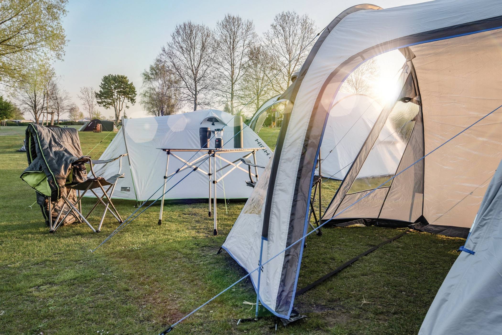  Mit Zelten von High-Peak wird der Aufenthalt in der Natur zum Abenteuer. 