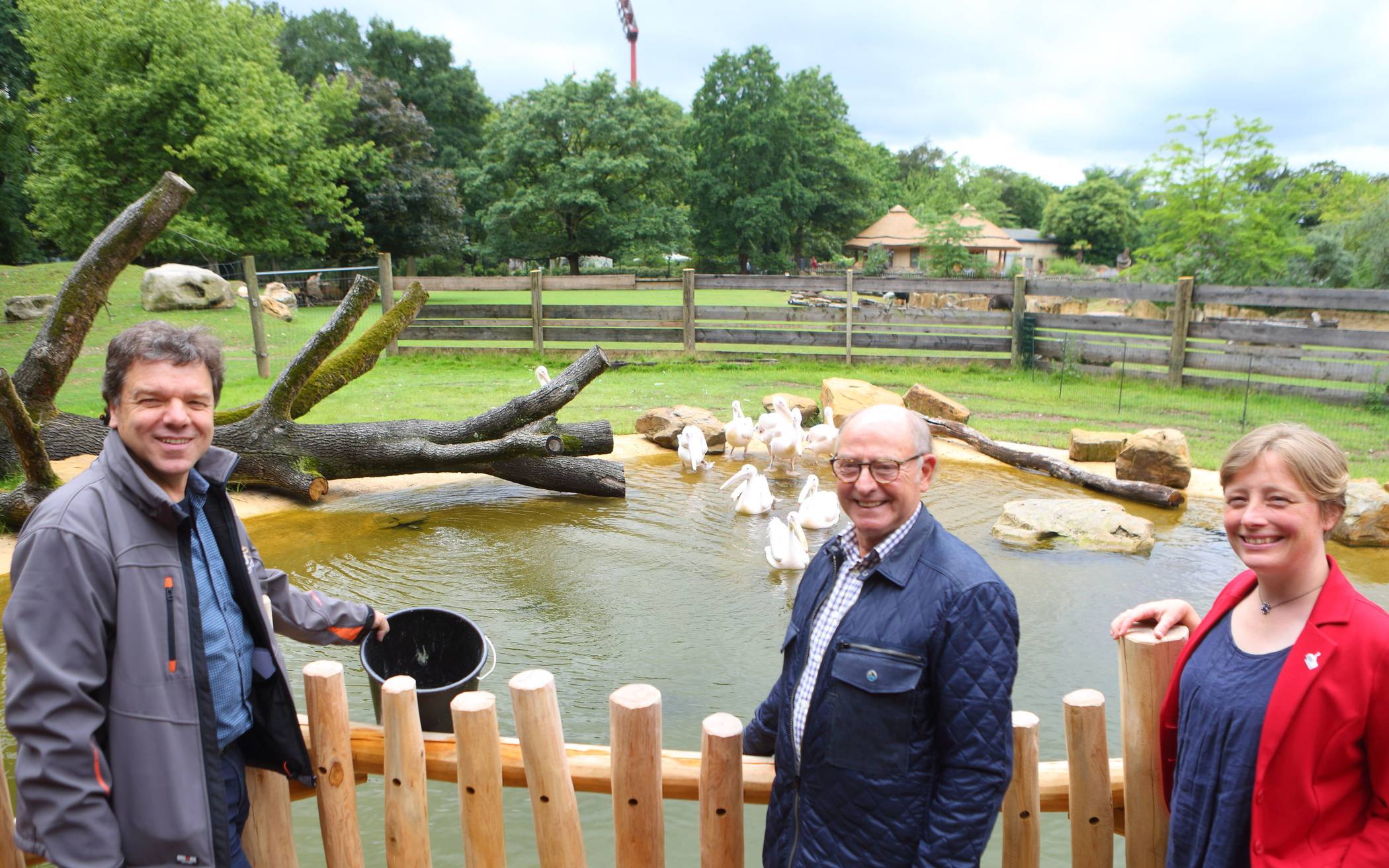 Freuen sich über die gelungene Pelikan-Lagune (von links): Zoodirektor Dr. Wolfgang Dreßen, Zoofreunde-Vorsitzender Friedrich R. Berlemann sowie Zoosprecherin Petra Schwinn.									       Foto: Samla