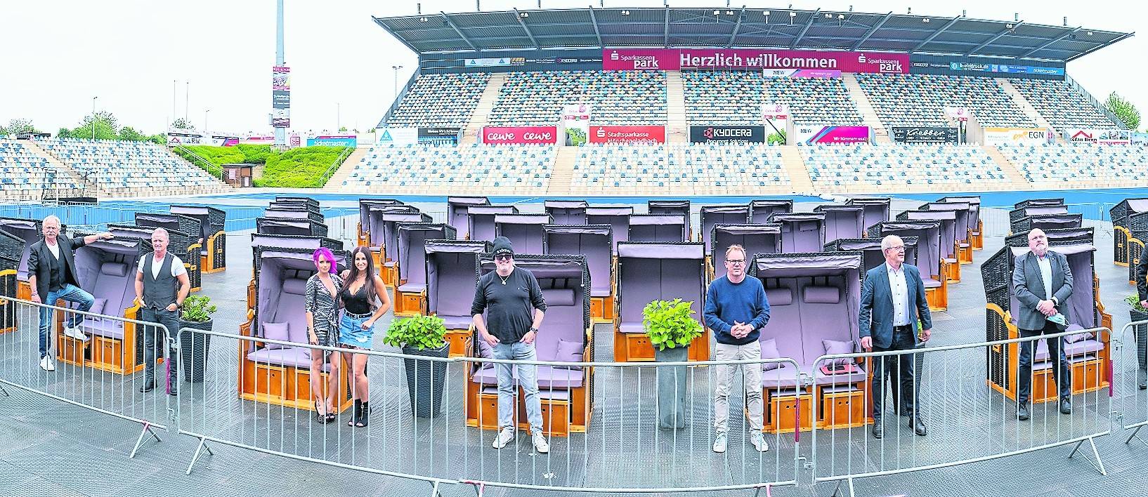 Im Strandkorb können die Besucher Konzerte und Shows im SparkassenPark live erleben. Von Juli bis September steht ein Highlight nach dem anderen auf dem Programm.