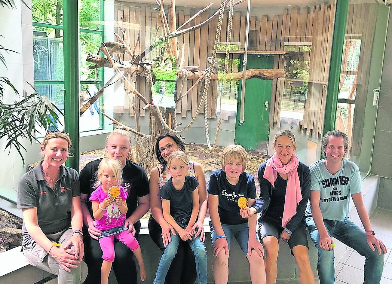 Das Team der Zahnarztpraxis Soer zu Besuch bei Patenkind Cordula.