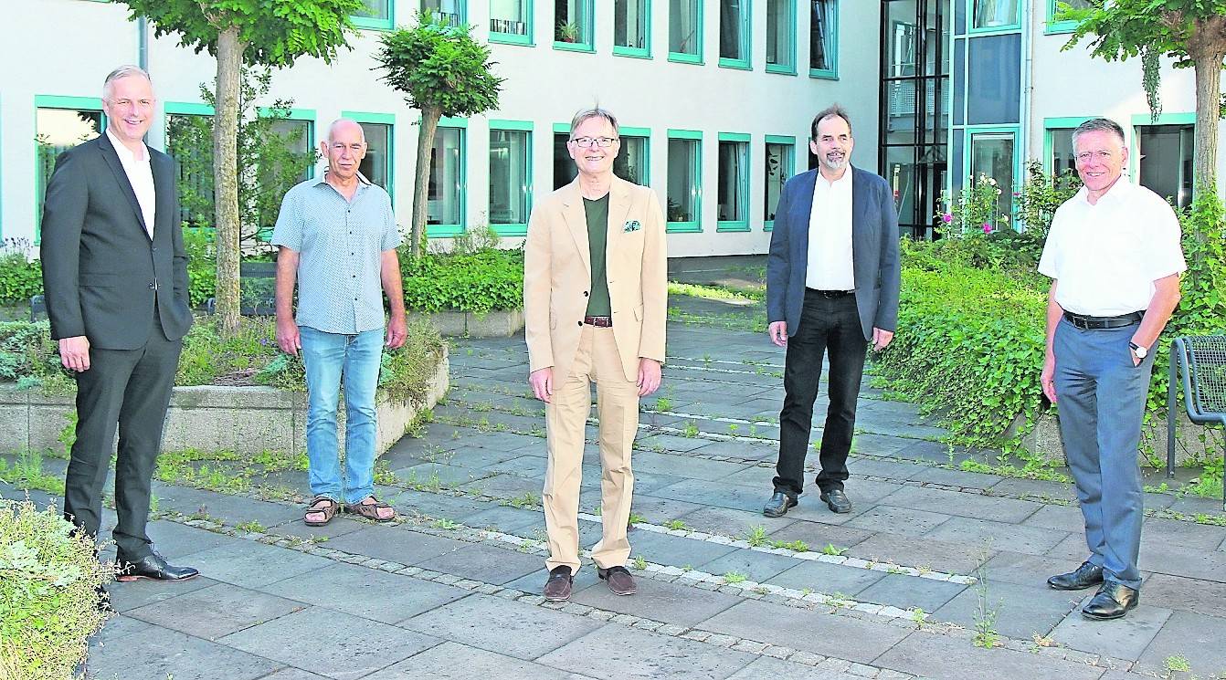  Johannes Lembke (2.v.l.) und Markus Morawietz (2.v.r.) – hier zusammen mit (v.l.) Kreisdirektor Dirk Brügge, Kreisdezernent Karsten Mankowsky und Landrat Hans-Jürgen Petrauschke – unterstützen das Gesundheitsamt im Kreis Gütersloh. 