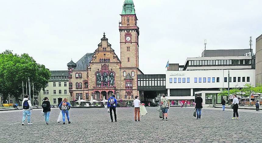  „Mönchengladbach ist dreckig!“ ist das Fazit der Gladbacher Ortsgruppe von Fridays for Future. Sie zeigte es am Dienstag auf dem Rheydter Markt. 