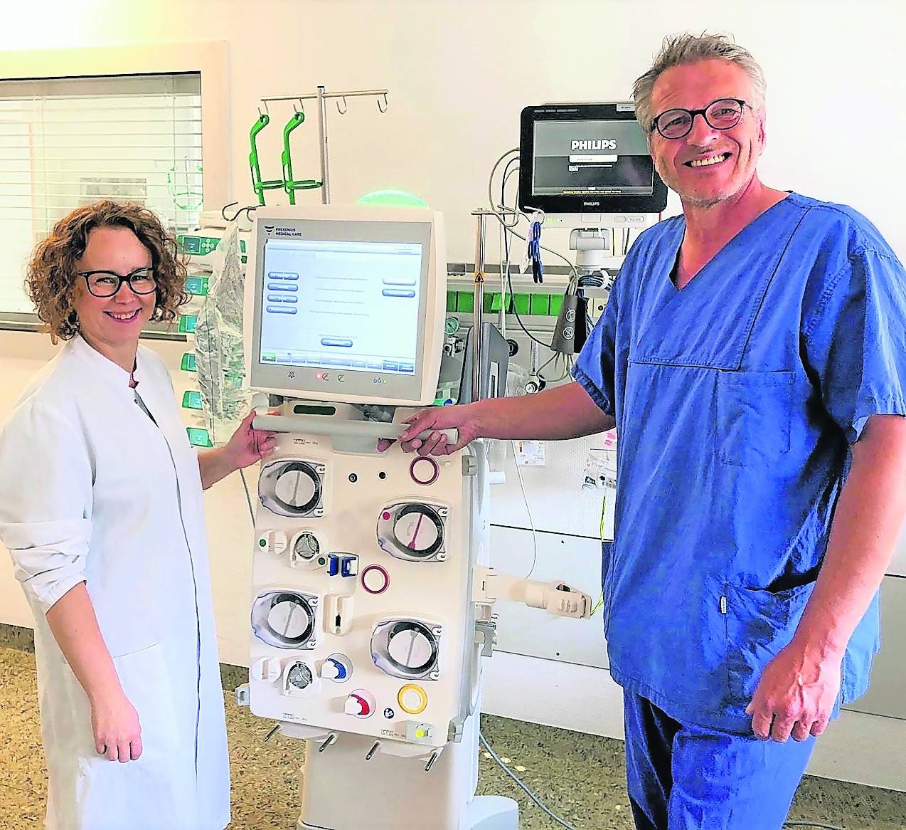  Dr. Jessica Görgens, Ärztliche Leitung Notaufnahme, und Georg Zahn, Pflegeleiter Notaufnahme, stellen das neue Dialysegerät für die Intensivstation vor. 