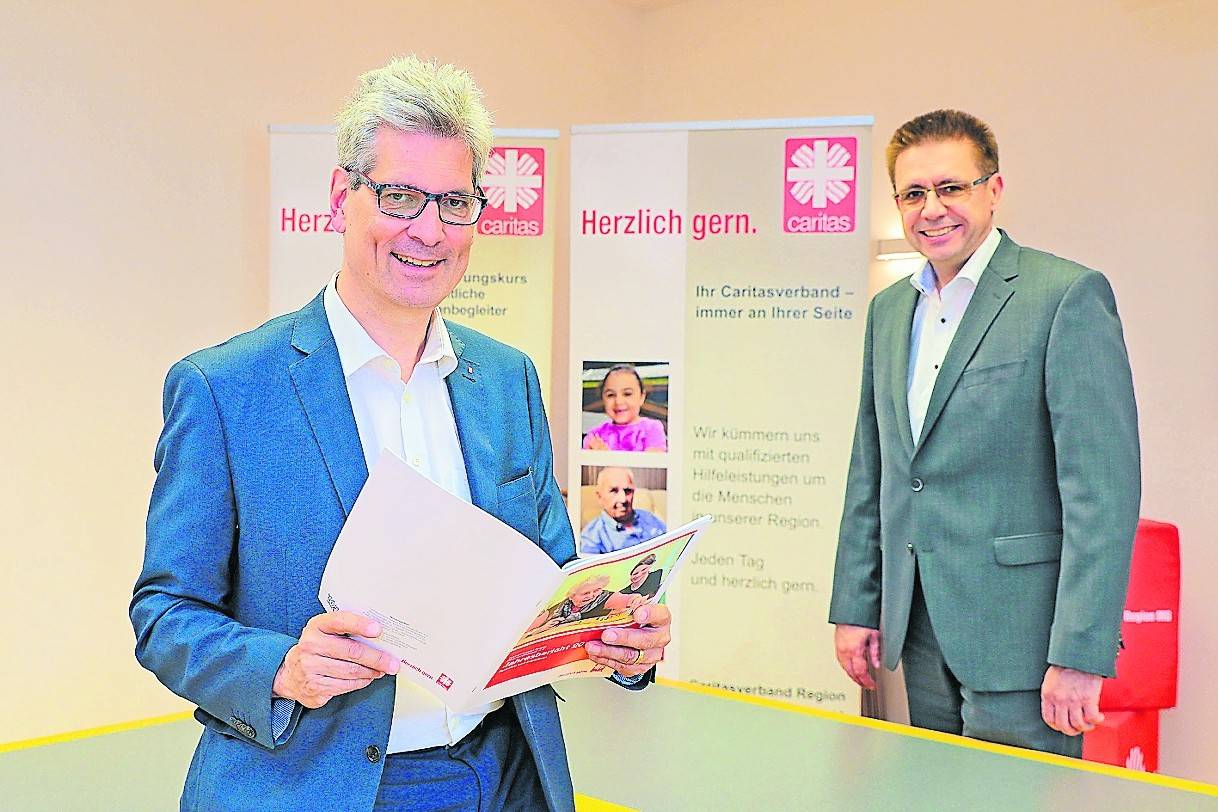  Vorsitzender Dr. Christof Wellens (l.) und Geschäftsführer Frank Polixa präsentieren den Jahresbericht 2019 des Caritasverbandes Region Mönchengladbach. 