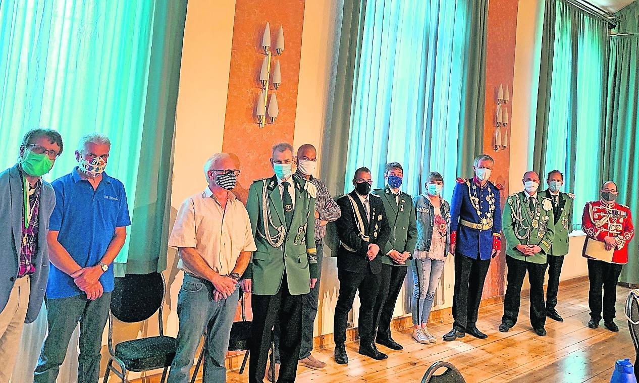  Wenn auch unter strengen Auflagen genossen die Schützen das Beisammensein und die Ehrungen an ihrem „planmäßigen“ Schützenfestsonntag. Präsident Robert Brintrup und erster Brudermeister Alexander Schaath bedankten sich abschließend bei allen Schützen und Helfern für diesen tollen Tag. 