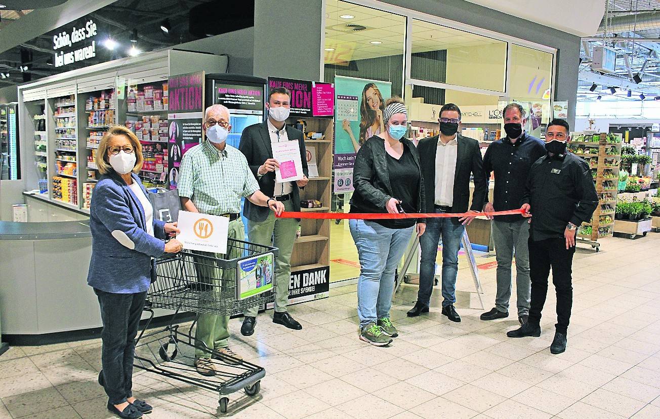  Feierliche Eröffnung des Spendenregals im Edeka Endt-Markt auf der Mittelstraße in Rheydt (v.l.): Monika Bartsch und Gerd Wiedemeyer von der Mönchengladbacher Tafel, Roderich Busch, Antonia Uhlig und Jan Erik Hansen vom Rotaract Mönchengladbach sowie Martin Dreßen und Marktleiter Tolga Kilic von Edeka Endt. 