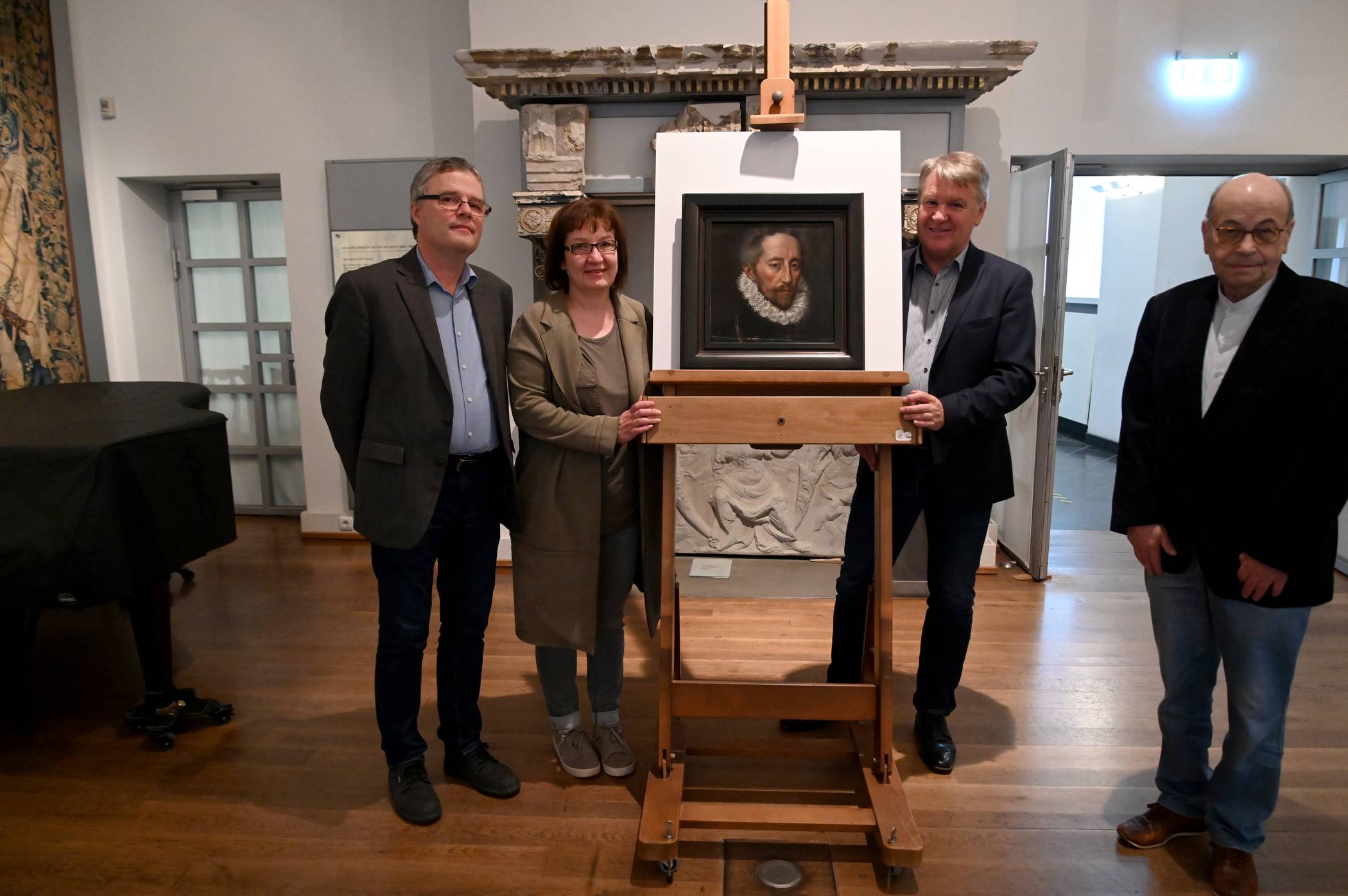  Die Sammlung im Museum Schloss Rheydt ist um das Porträt eines Adligen reicher. Das Gemälde überreichten Tatjana und Joachim Vosen an Museumsdirektor Dr. Karlheinz Wiegmann, ganz rechts Klaus Schubert von der Otto von Bylandt-Gesellschaft. 