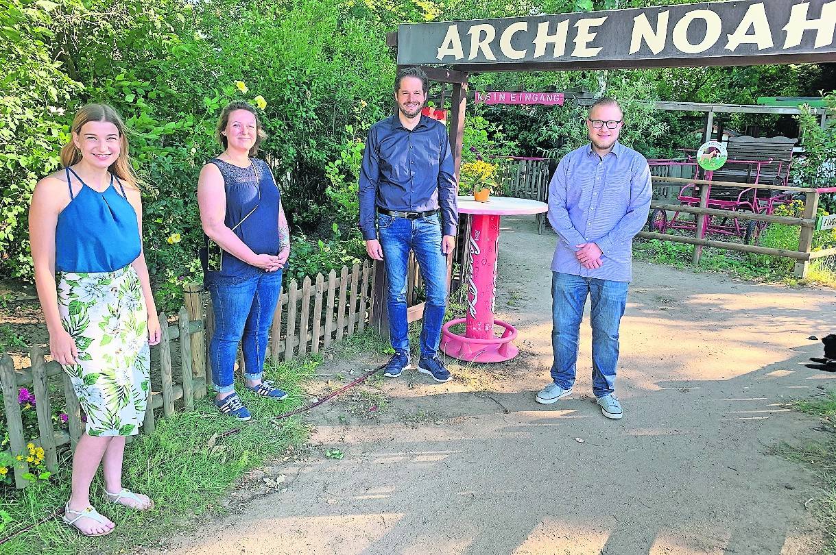 Sarah Kohtes (l.), Christian Bommers und Fabian Hasebrink (r.) von der Jungen Union mit Michaela Danker, Leiterin der Arche Noah.