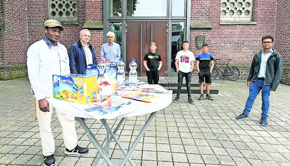 Streetwork geht raus auf den Marienplatz. Jeden Donnerstag ist dort zukünftig der Stand aufgebaut. Von links: Antoine Balouki (Streetworker AWO), Helmut Thommessen (AWO), Stadtjugendpfleger Henning Wimmers und ganz rechts Hayat Mia (Streetworker AWO), die mit den Jugendlichen vor Ort ins Gespräch kommen.