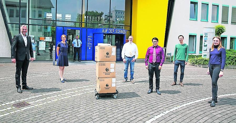 Kreisdirektor Dirk Brügge mit Vertretern der Firma NH Technology Julia Beusch (Marketing), Oliver Klein (Qualitätsmanager), dem Vorstandsvorsitzenden Yine Zhang, Heiko Zhang und Sarah Schmidt