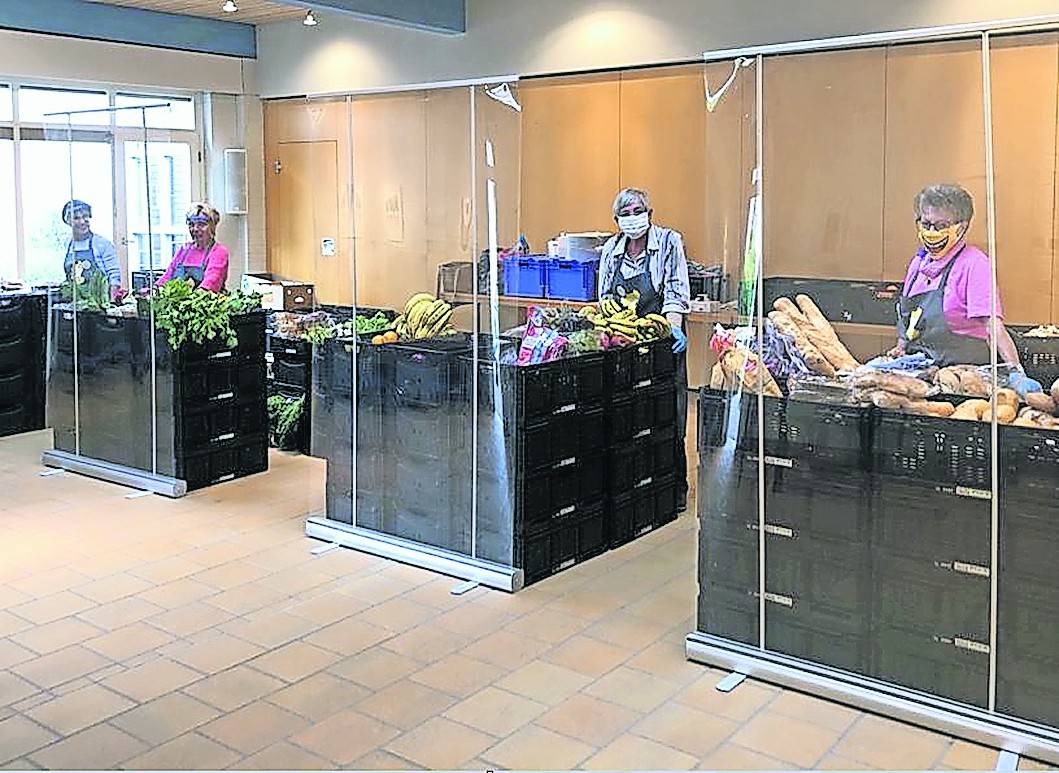 Die Tafel-Helferinnen Ulrike Inderfurth, Bärbel Grünewald, Ulla Lück und Christel Schweitzer (v.l.) bei der Ausgabe in Osterath.