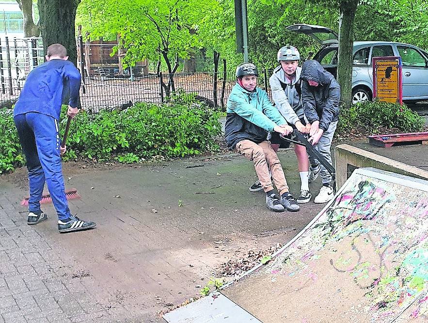  Gemeinsam haben die Jugendlichen den Skatepark in Strümp wieder auf Vodermann gebracht und die einzelnen Rampen neu ausgerichtet. 