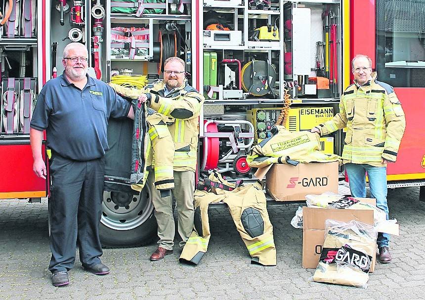 Bürgermeister Marc Venten (M.) freute sich, die neuen Schutzanzüge an Frank Baum (Leiter der Freiwilligen Feuerwehr), gemeinsam mit dem 1. Beigeordneten Thomas Dückers (r.), übergeben zu können.