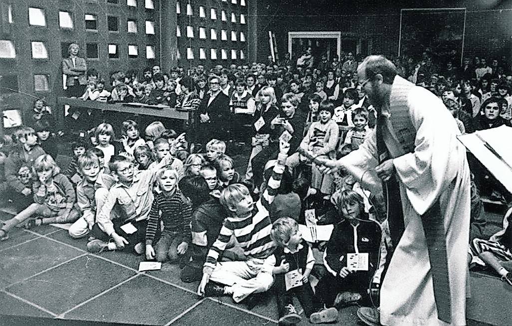  Pater Manuel bei einer seiner Messen im Bethanien Kinderdorf Schwalmtal. 