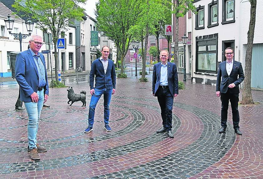  Ronald van Zanten (NetteBetrieb), Johannes Reimann (Werbering Breyell), Bürgermeister Christian Wagner und Erster Beigordneter Dr. Michael J. Rauterkus in der neuen Breyeller Fußgängerzone. 