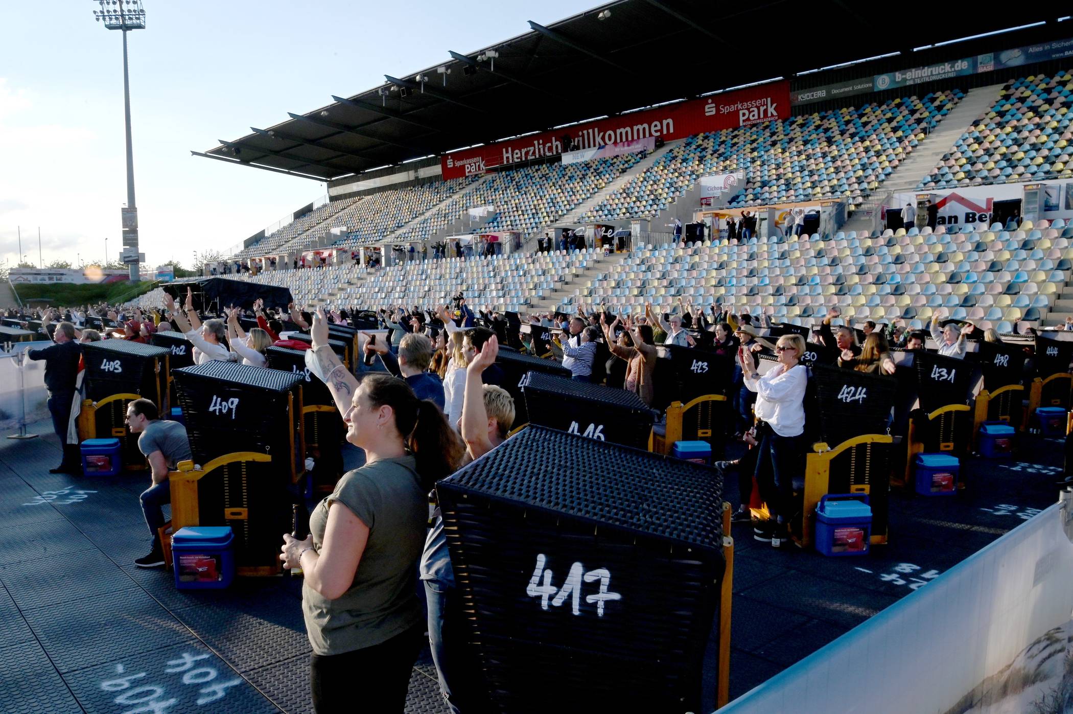 Das Strandkorb Open Air im SparkassenPark ist mit drei ausverkauften Konzerten in die Sommersaison gestartet. Künstler, Zuschauer und Veranstalter meldeten beste Stimmung. 