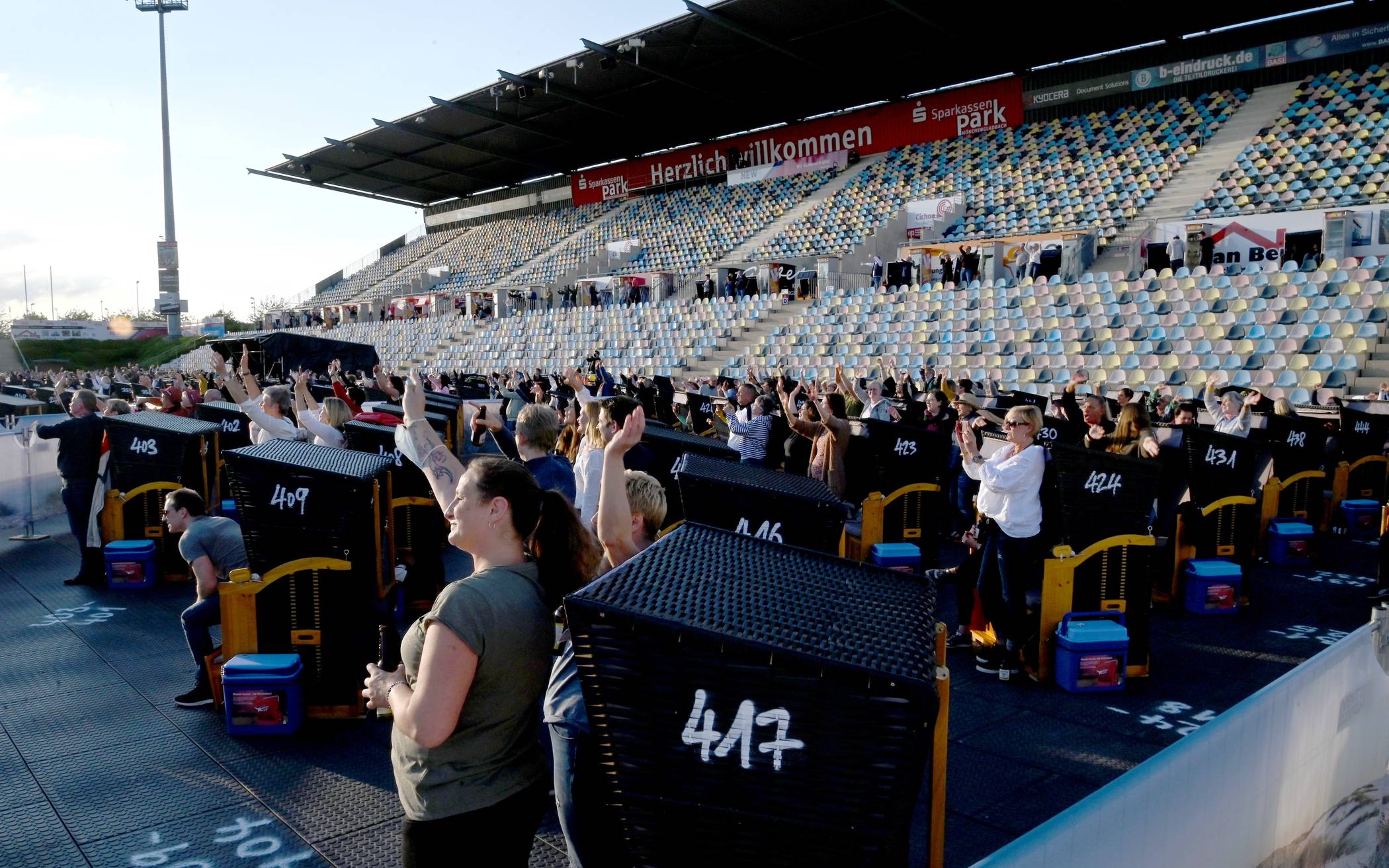 Das Strandkorb Open Air im SparkassenPark ist mit drei ausverkauften Konzerten in die Sommersaison gestartet. Künstler, Zuschauer und Veranstalter meldeten beste Stimmung.