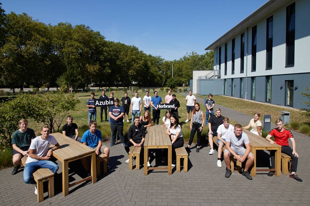  Über 60 Auszubildende starteten zum 1. August 2020 Ihre Ausbildung mit Stern. Aufgeteilt in zwei Schulungsgruppen und unter Einhaltung der Hygiene-Auflagen, fanden zweitägige Workshops in der Jugendherberge in Duisburg am Sportpark statt. (Hier im Bild die zweite Schulungsgruppe.) 