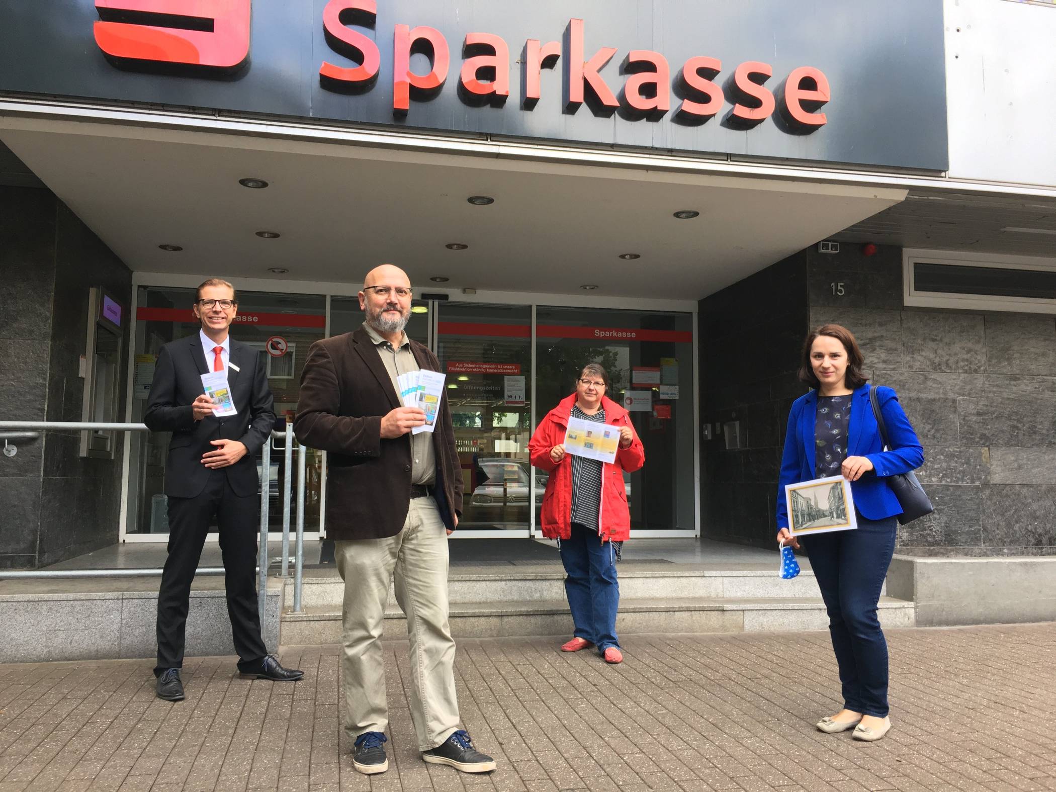 Frank Dors (Sparkasse), Dieter Mai, Angela Klein-Kohlhaas (beide Arbeitsgruppe Kultur) sowie Olesya Denius (Citymanagement, v.l.) stellten „Dülken Kulturbunt 2020“ vor.