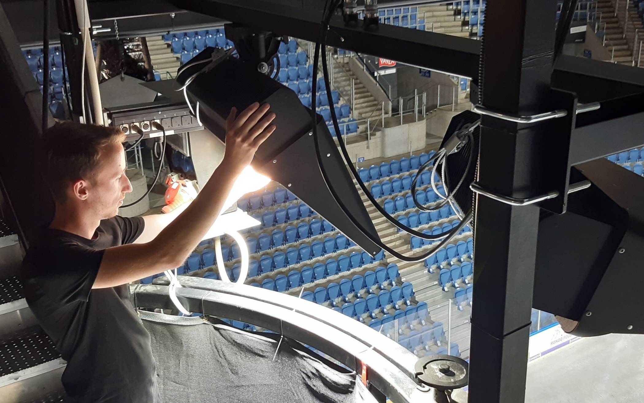 Veranstaltungstechniker Heiko Wehlings richtet die neuen