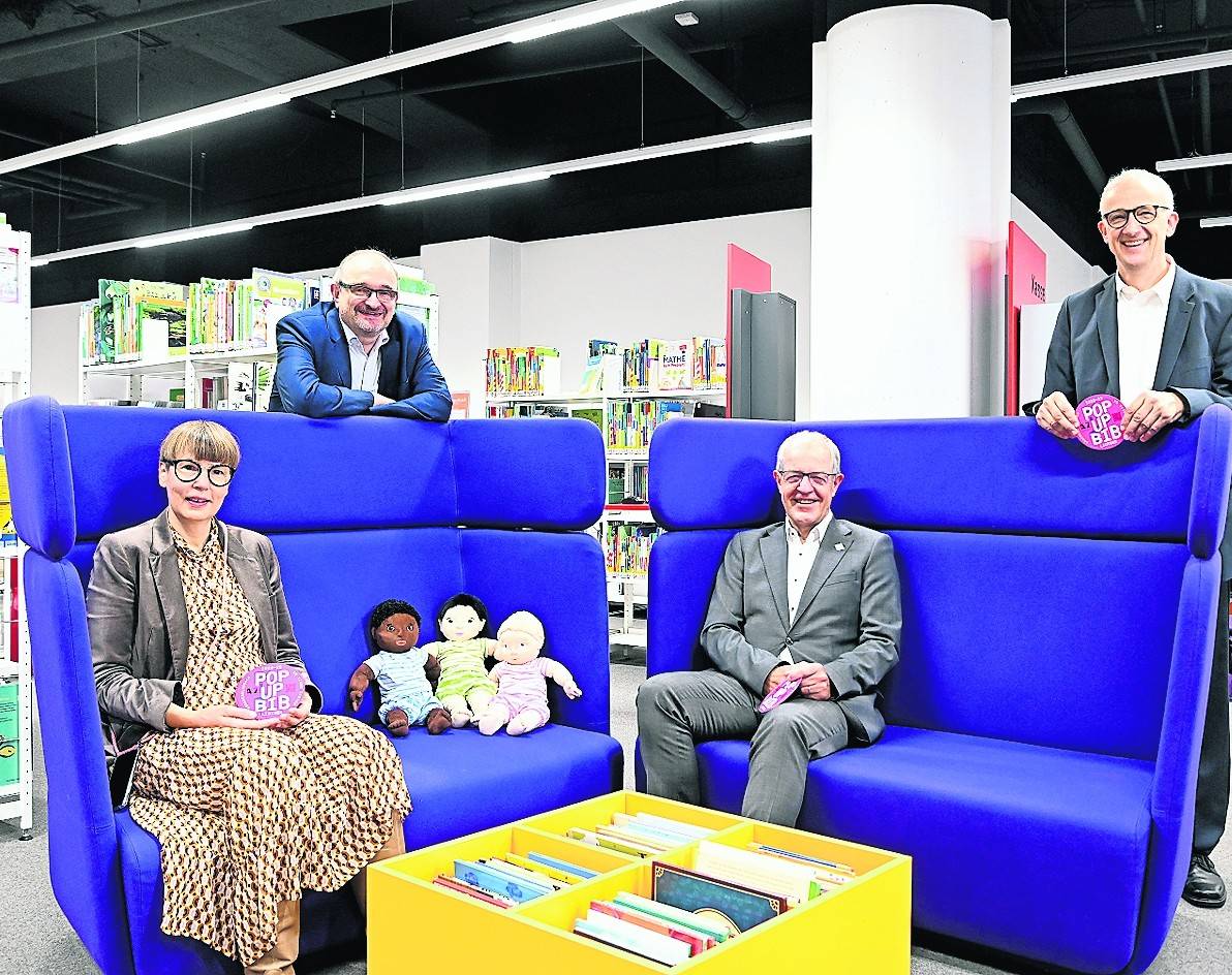  Eröffnung der Pop-Up-Bib im Vitus Center mit (v.l.) Bibliotheksleiterin Brigitte Behrend, Beigeordnetem Dr. Gert Fischer, Oberbürgermeister Hans Wilhelm Reiners und Fachbereichsleiter (Bibliothek und Archiv) Guido Weyer. 