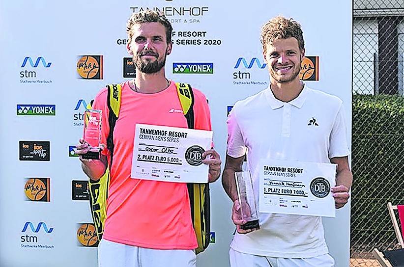 Freuen sich über die Siegerschecks: Oscar Otte (l.) und Yannick Hanfmann.