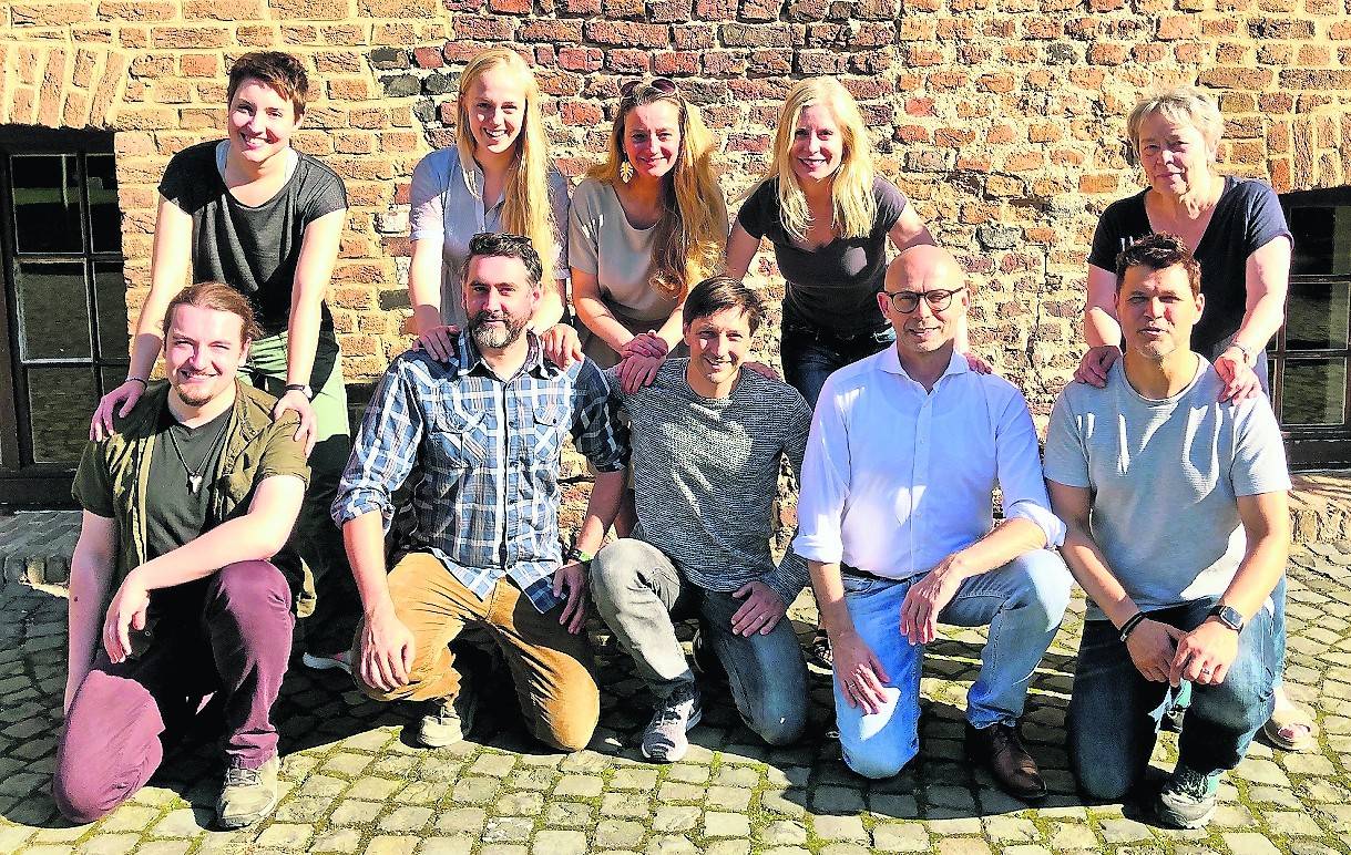 Das Ensemble des Niederrheintheaters freut sich auf das neue Projekt „Die Möwe“(v.l.): Sophia Mitschüler, Christina Wouters, Nadine Schaub, Verena Bill, Angelika Pasch, Tim Fairhurst, Christian Stock, Dannie Lennartz, Manfred Reiffs und Michael Koenen.