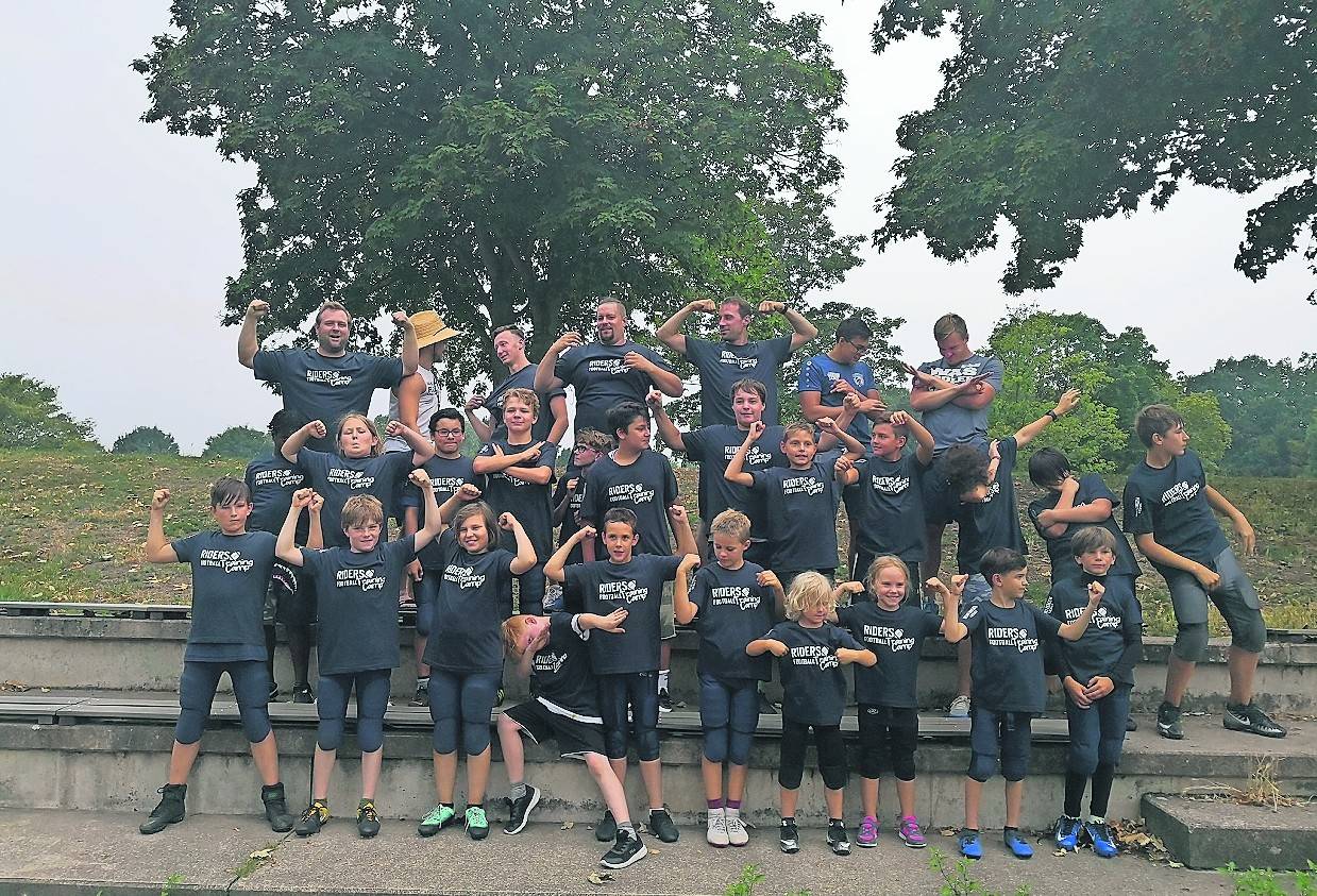 Viel Spaß haben Trainer und Kinds beim Summercamp der Schiefbahn Raiders.