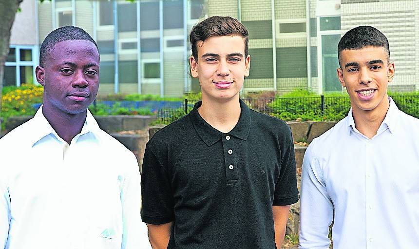 Die DaZ-Schüler Mandla Nambou, Stevan R. Banyai und Walid Bourbii El Oumari (v.l.) haben ihren Abschluss mit Qualifikationsvermerk gemacht.