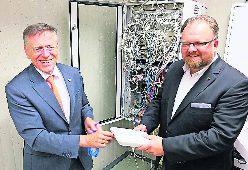 Alle Korschenbroicher Schulen sind ans Breitbandnetz angeschlossen: Landrat Hans-Jürgen Petrauschke (l.) und Bürgermeister Marc Venten machten sich davon ein Bild beim Ortstermin in der Realschule Kleinenbroich.