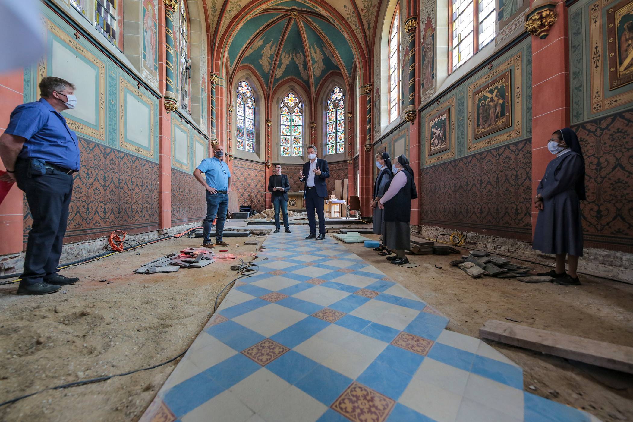 MdL Dr. Günter Krings, Schwester Luzia, Johannes Echweiler, und Propst. Peter Blättler in der Brandts Kapelle. 