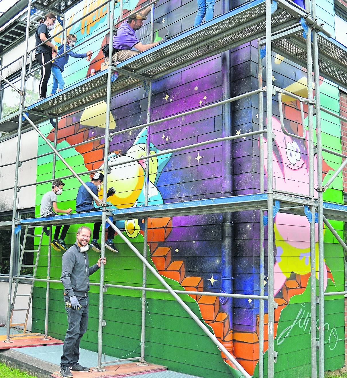  Aran Hudson (oben) mit einige Sprayern bei der Vollendung des Werkes. Unten: Markus Kleikamp, der total begeisert von dem Graffiti ist. 