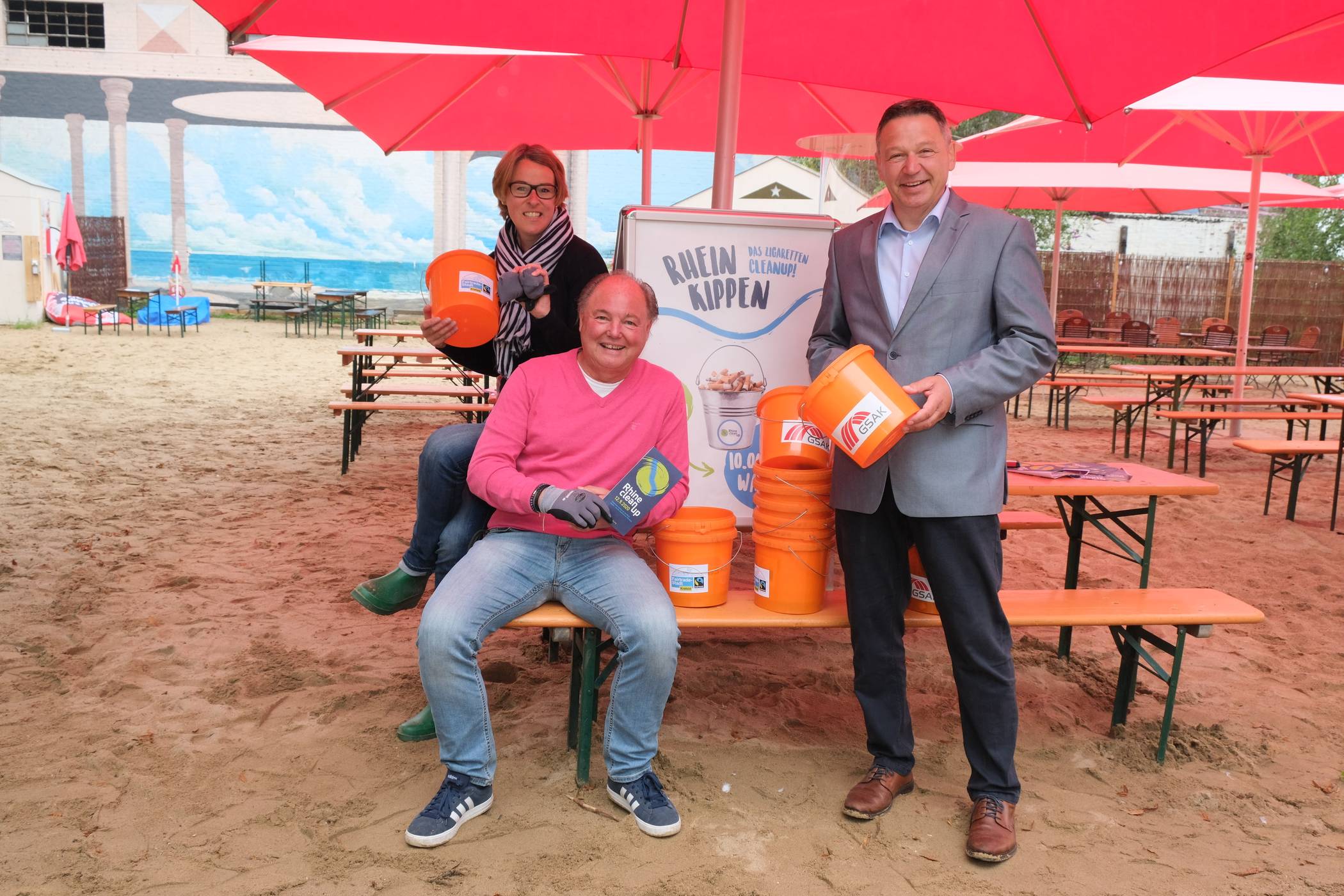 Die Initiatoren der Aktion R(h)einkippen erwarten viele freiwillige Sammler: (Darina Finsterer vom Fachbereich Umwelt und Verbraucherschutz, Uwe Rutkowski vom Uerdinger Kaufmannsbund und GSAK-Geschäftsführer Wilfried Gossen. : Foto: Stadt Krefeld