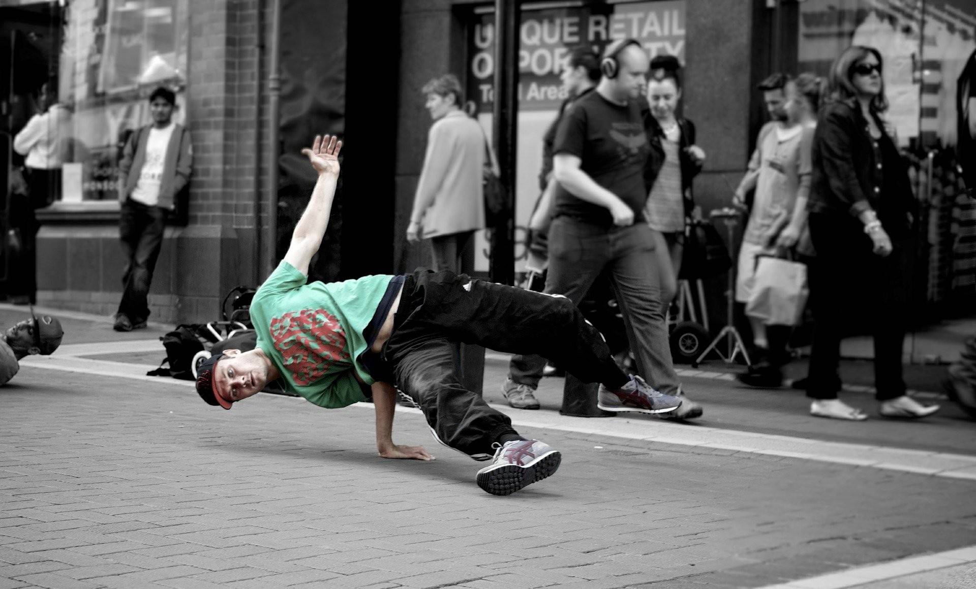  Vom 23. bis 25. Juli findet in der Realschule in Kleinenbroich ein Workshop „Hip Hop Zirkus“ für Kids von 10 bis 14 Jahren statt. 