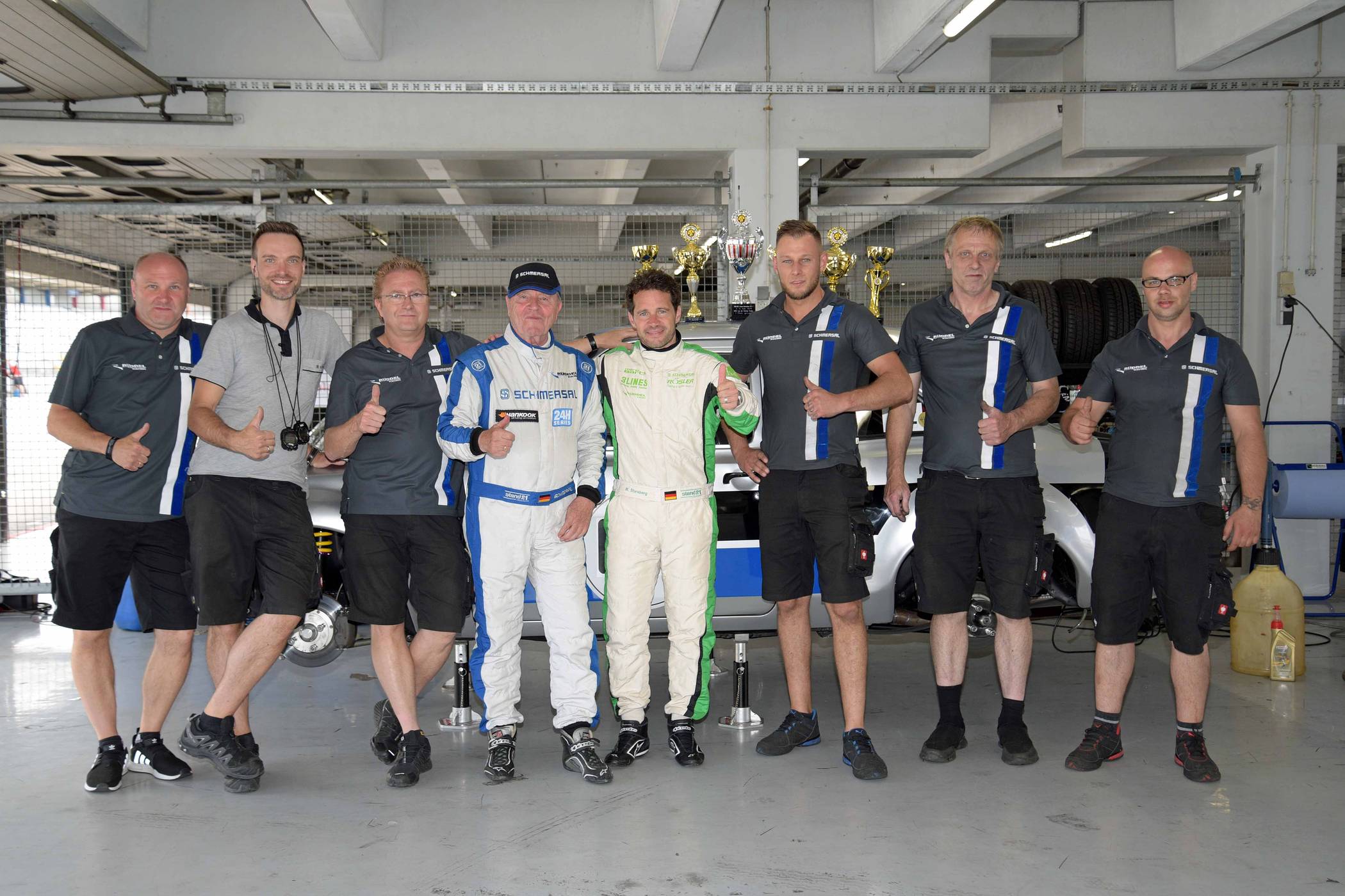  Das Team in der Box nach dem Sieg bei den Youngtimern 