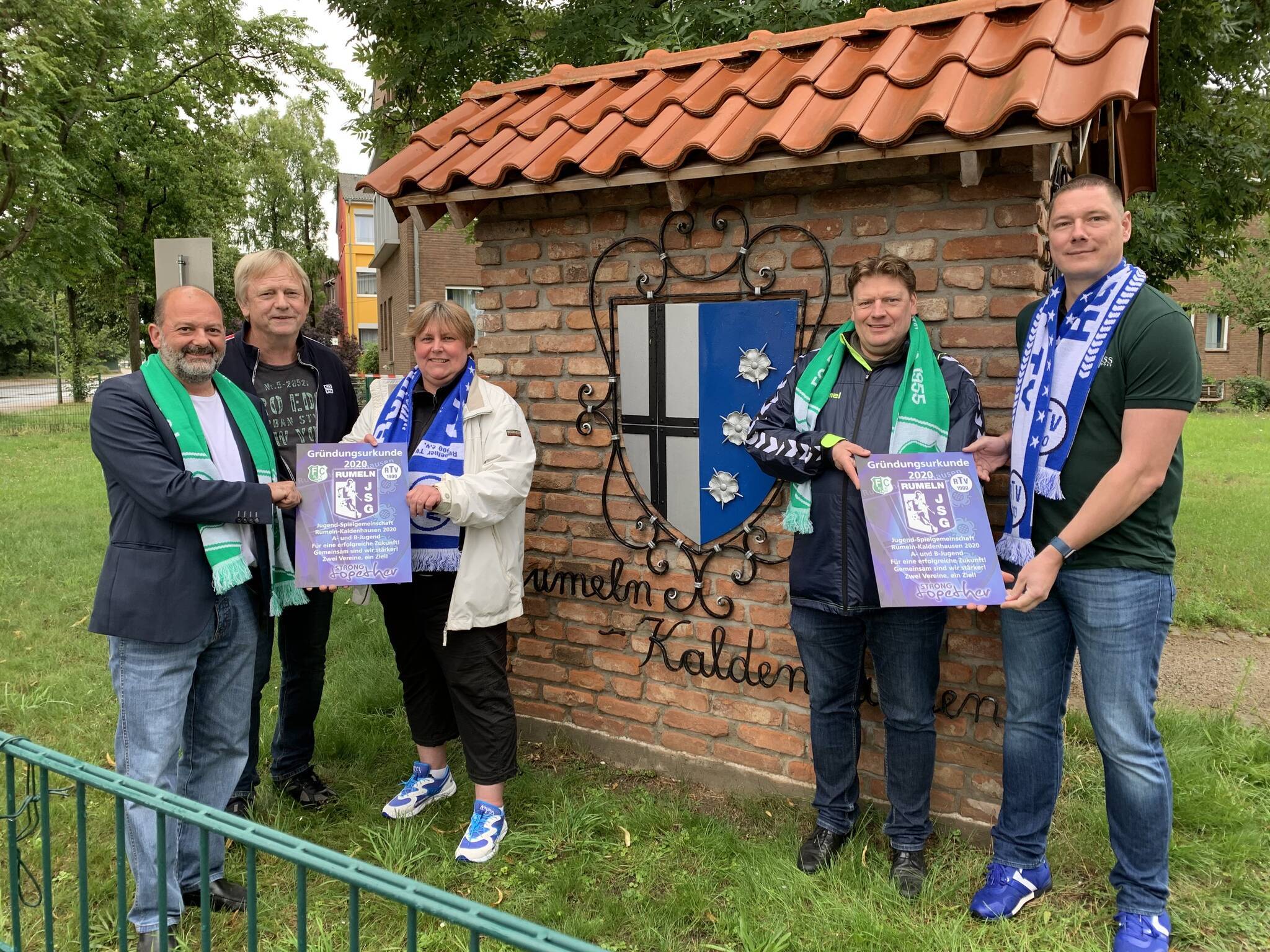 Bei der historischen Stunde dabei waren vl Paolo Sabella (Vorsitzender RTV), Ferdi Seidelt (Vorsitzender Runder Tisch Rumeln-Kaldenhausen), Silke Wegner (Fußballabteilung FCR), Holger Schmidt (Fußballabteilung RTV) und Daniel Stöpke (Vorsitzender FCR).