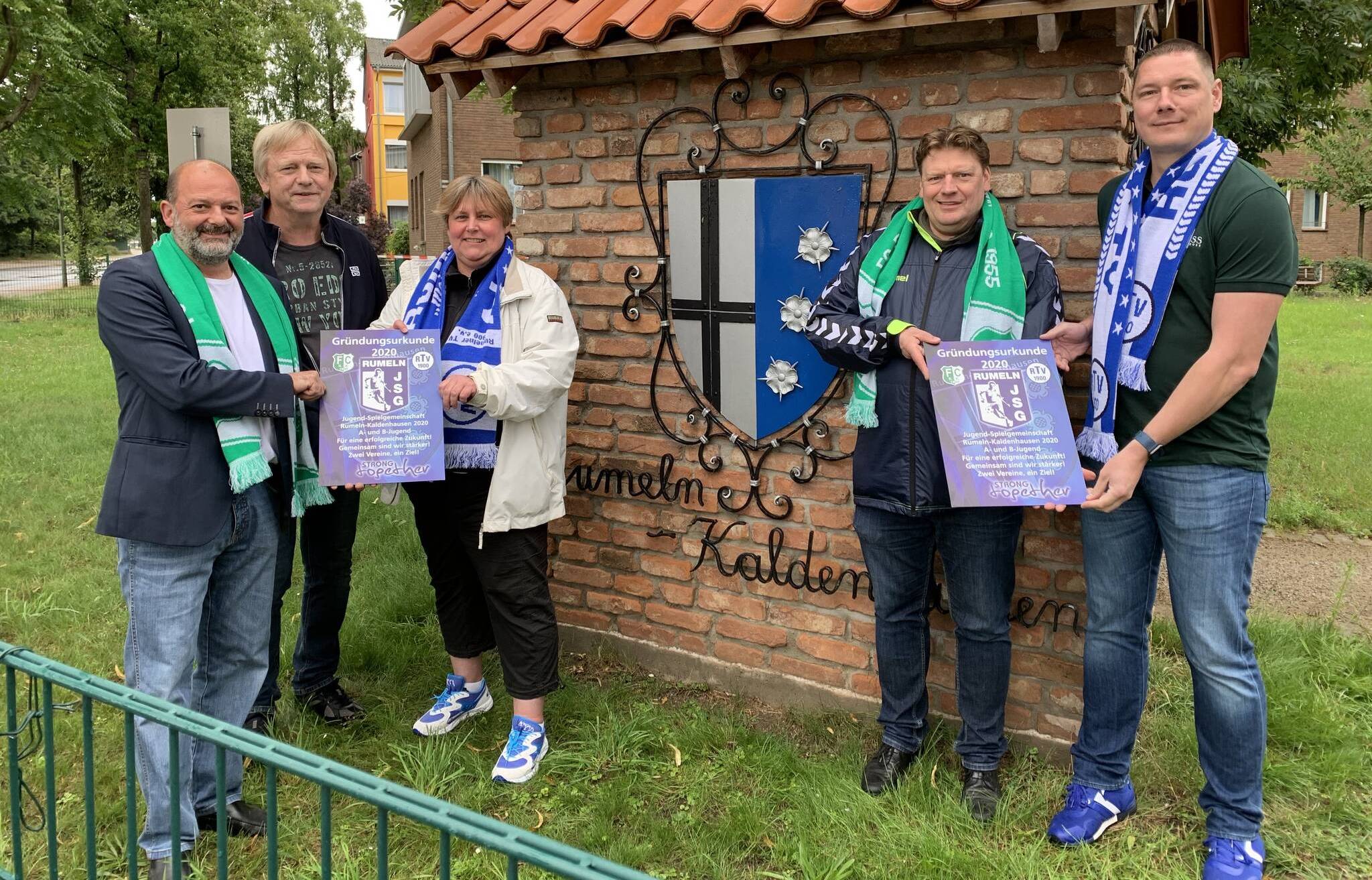 Bei der historischen Stunde dabei waren vl Paolo Sabella (Vorsitzender RTV), Ferdi Seidelt (Vorsitzender Runder Tisch Rumeln-Kaldenhausen), Silke Wegner (Fußballabteilung FCR), Holger Schmidt (Fußballabteilung RTV) und Daniel Stöpke (Vorsitzender FCR).