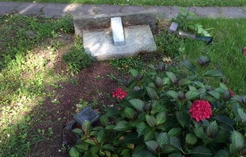 Mutwillige Zerstörung auf dem Hauptfriedhof. mags hat Anzeige bei der Polizei erstattet.
