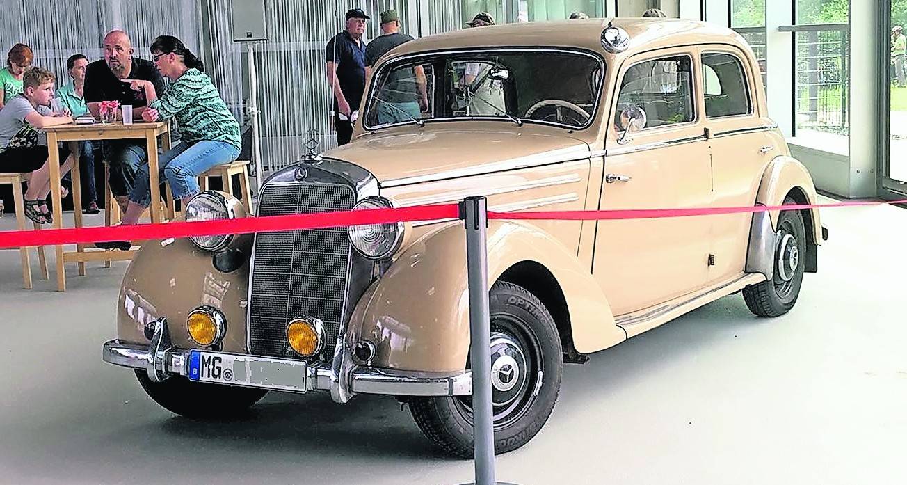 Eine Vielzahl historischer Fahrzeuge gibt es heute beim Oldtimer Fly <amp/> Drive In rund um den Hugo Junkers Hangar zu bestaunen.